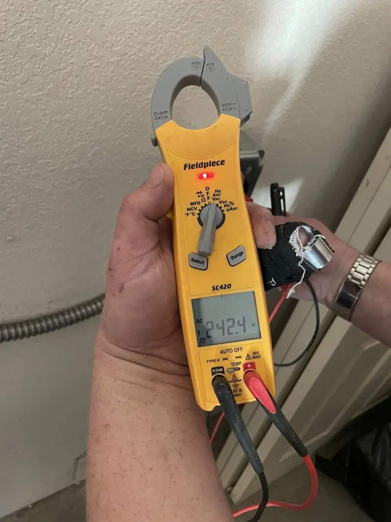 Voltage testing with clamp meter during Generator Installation in Paupack